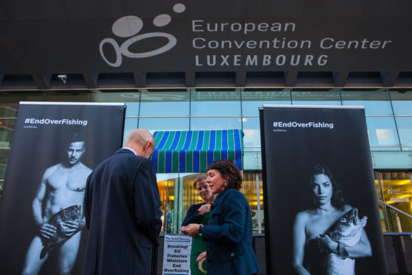 Our Fish Fishmonger offers chocolate herring and satirical newspaper The Daily Catch to delegates attending AGRIFISH meeting in Luxembourg, 15 October 2018, where EU fisheries ministers will decide on Baltic fishing quotas for 2018. Our Fish is calling on EU governments to fulfill their commitment to end overfishing and the discarding of fish in EU waters. The fishmonger stand was accompanied by pictures of German and Danish actors from the Fishlove campaign.
